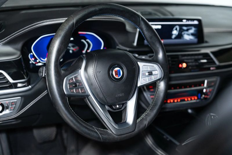 https://imagesdl.dealercenter.net/800/600/202506-f91480f21a904811a7079f381172130b.jpg