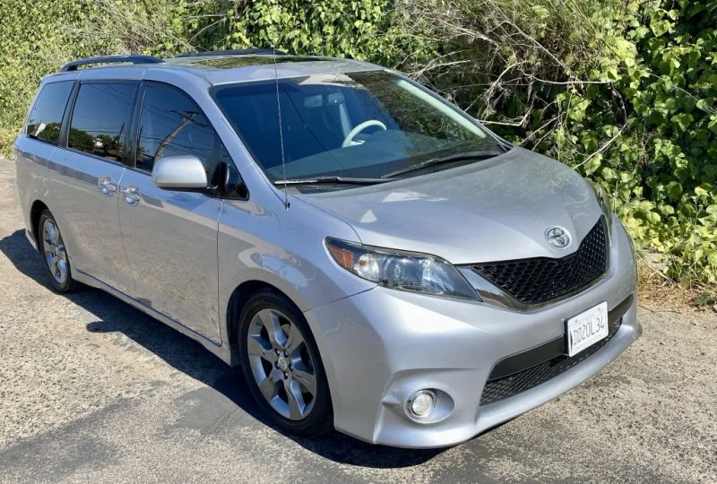 2012 Toyota Sienna SE 8-Passenger