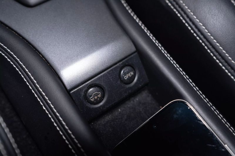 https://imagesdl.dealercenter.net/800/600/202507-138b685e51224e81a32c0765a085d37b.jpg