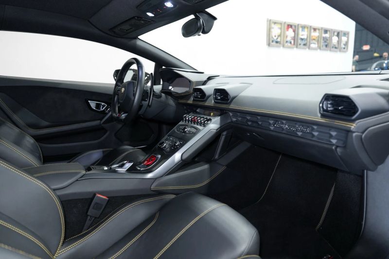 https://imagesdl.dealercenter.net/800/600/202508-28a68d6f4f5042029c4483171d75aee2.jpg