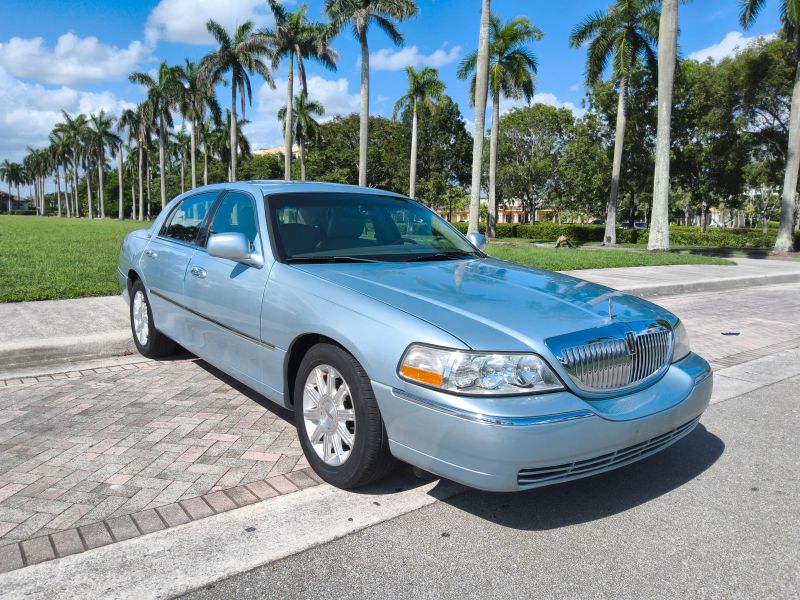 2011 Lincoln Town Car Signature Limited
