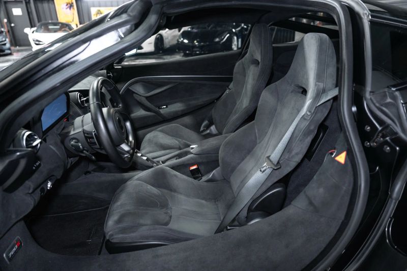 https://imagesdl.dealercenter.net/800/600/202508-3047298ea5214d5bad7e33be71468e3b.jpg
