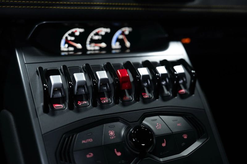 https://imagesdl.dealercenter.net/800/600/202508-8440dfc599114b7b9666ee01ac9dac74.jpg