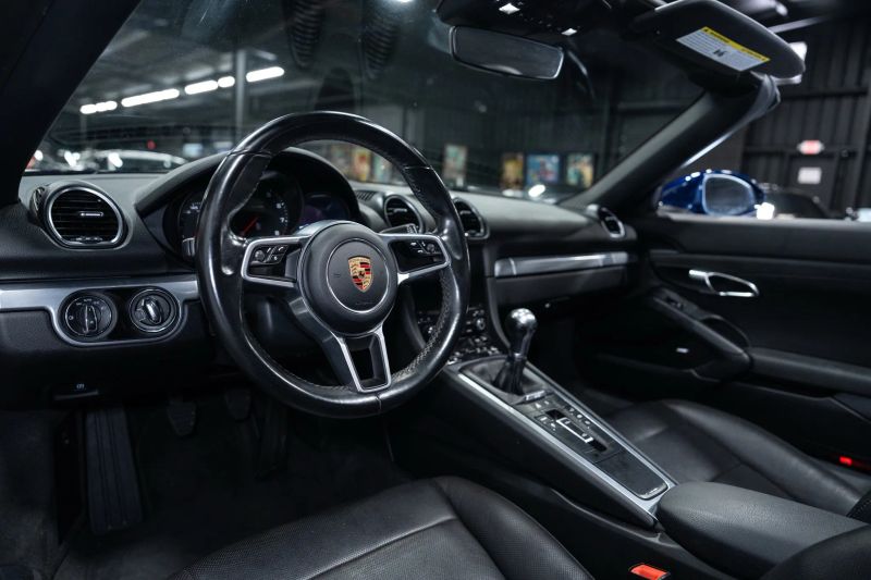 https://imagesdl.dealercenter.net/800/600/202508-87d443d7ab0841538e163423b22fbcb8.jpg