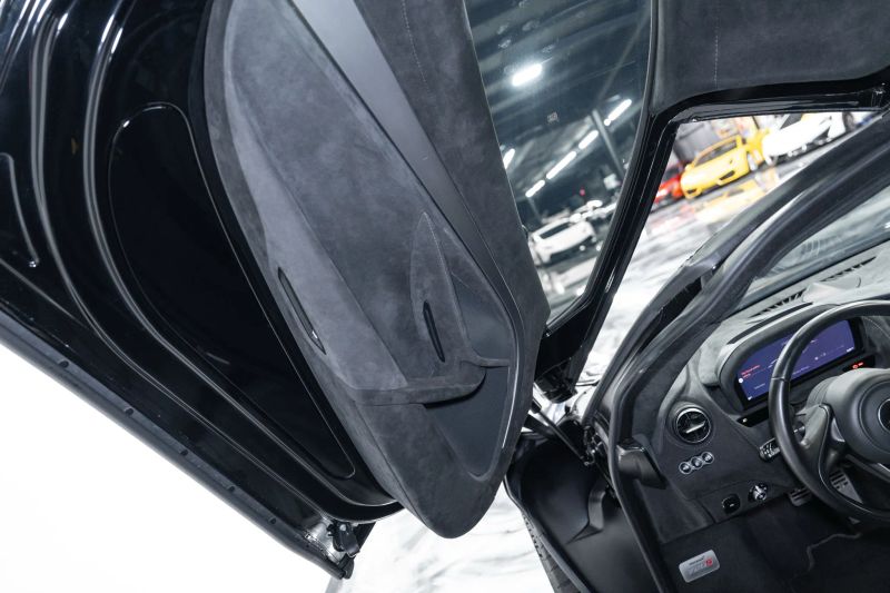 https://imagesdl.dealercenter.net/800/600/202508-c659aa3758cf4277ba726e2b49c78e0b.jpg