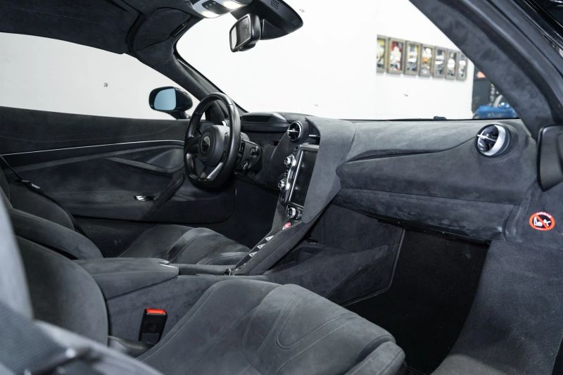 https://imagesdl.dealercenter.net/800/600/202508-d18d03483ac648db999ed63f3b78b7ee.jpg