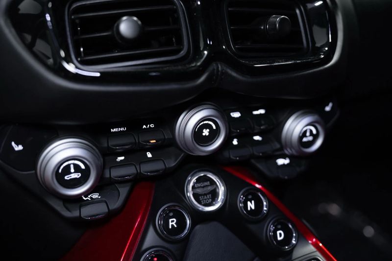 https://imagesdl.dealercenter.net/800/600/202508-e917312aea83443dbf8ae928e94ab878.jpg