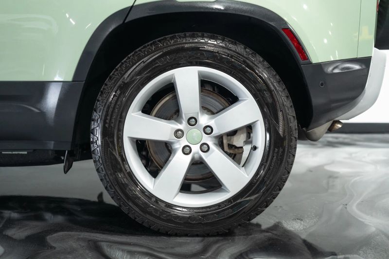 https://imagesdl.dealercenter.net/800/600/202509-166af964e0604303ac6d91fb14a9c40b.jpg