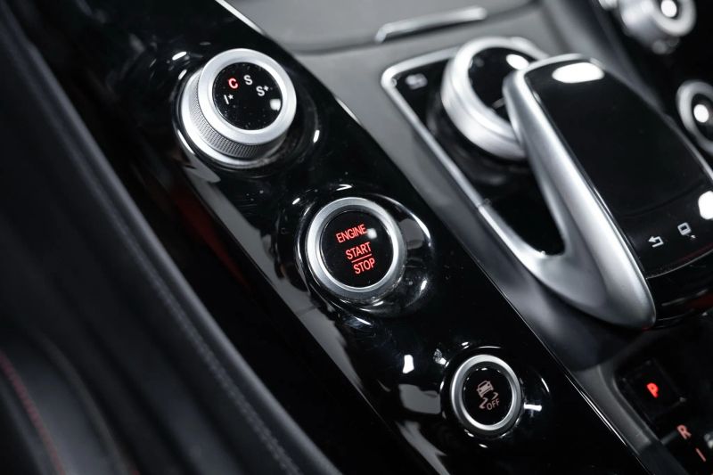 https://imagesdl.dealercenter.net/800/600/202509-35ced419117f4be78be9dac28f12f917.jpg