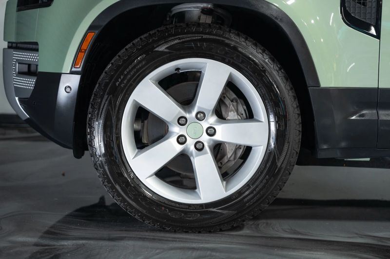 https://imagesdl.dealercenter.net/800/600/202509-936613bc966944f2b8c63a0727dbf6dc.jpg